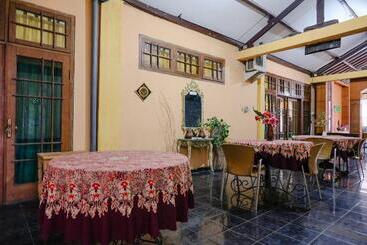 Отель Oyo 1984  Istana Family