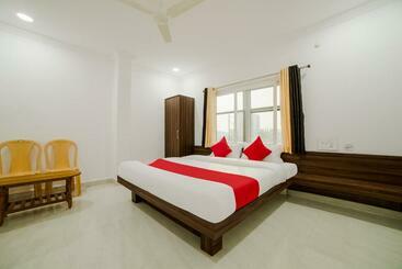 Отель Oyo 40122  Aria Inn