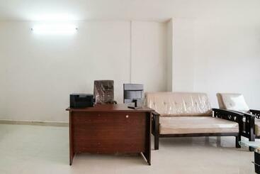 Отель Oyo 40122  Aria Inn