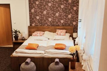 Пансион Apartmány Caffe & Grill
