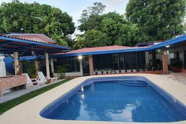 پانسیون Hostal Villa Mayte Coronado