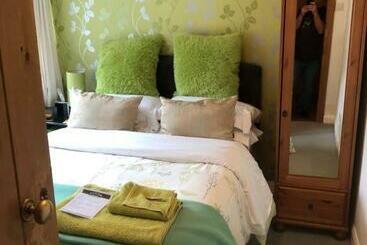 پانسیون Over The Bridge Guest House
