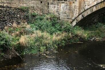 پانسیون Over The Bridge Guest House