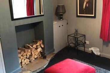 پانسیون Over The Bridge Guest House