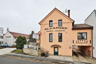 پانسیون Penzion Al Capone Mníšek