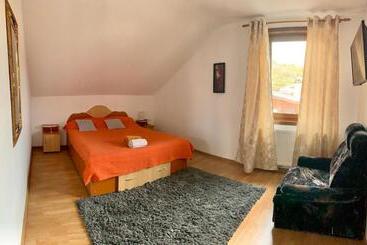 تختخواب و صبحانه Casa Cu Muri