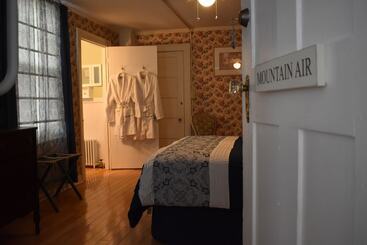 Harbour House Inn B&b