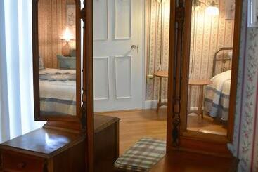 Harbour House Inn B&b