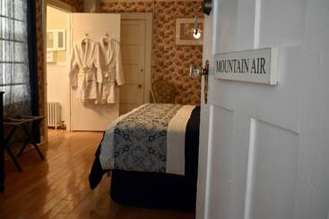 Harbour House Inn B&b