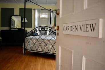 Harbour House Inn B&b