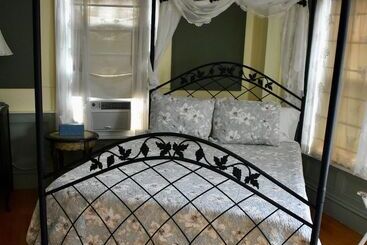 Harbour House Inn B&b