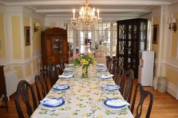 Harbour House Inn B&b
