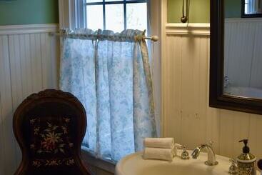 Harbour House Inn B&b