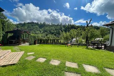 پانسیون Cazare Colibita Casa Lipan