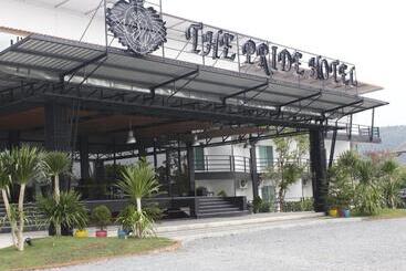 The Pride Hotel At Laemsing