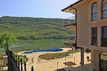پانسیون Eco House Kitana