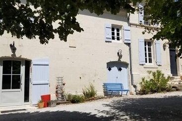 تختخواب و صبحانه Aux Chambres Des Bujours