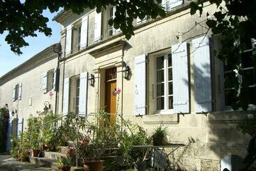 تختخواب و صبحانه Aux Chambres Des Bujours