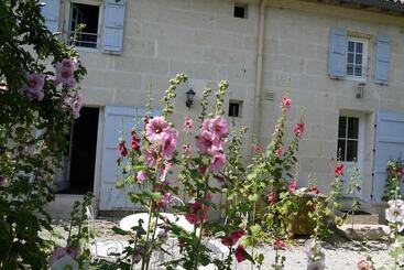 تختخواب و صبحانه Aux Chambres Des Bujours