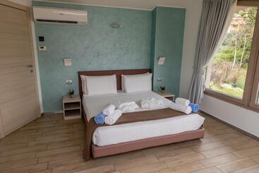 Bellagio Village  4 Apartments By The Lake   Seasonal Warm Pool And Sauna