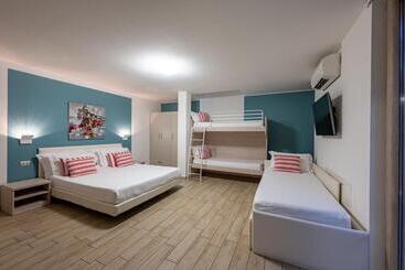 Bellagio Village  4 Apartments By The Lake   Seasonal Warm Pool And Sauna
