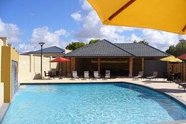 מלון דירות Port Denison Beach Resort