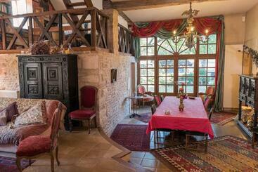 تختخواب و صبحانه La Cuverie Du Château