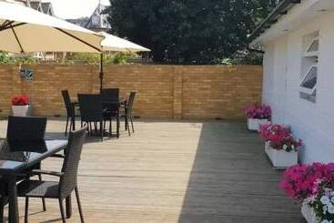 تختخواب و صبحانه The Firs Lodge