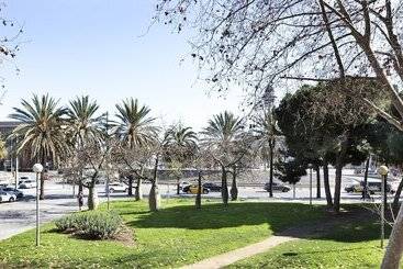 مسافرخانه YOMO Bcn Port
