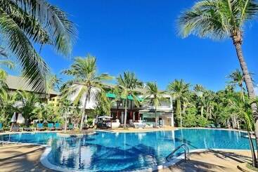 هتل First Bungalow Beach Resort