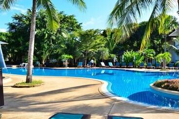 هتل First Bungalow Beach Resort