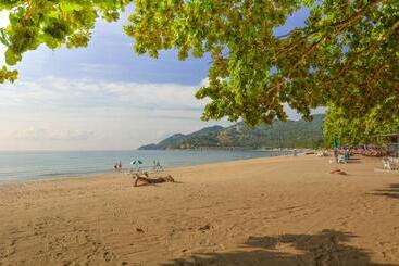 هتل First Bungalow Beach Resort
