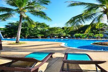 هتل First Bungalow Beach Resort