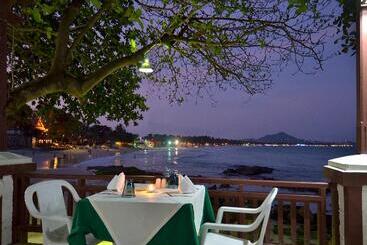 هتل First Bungalow Beach Resort