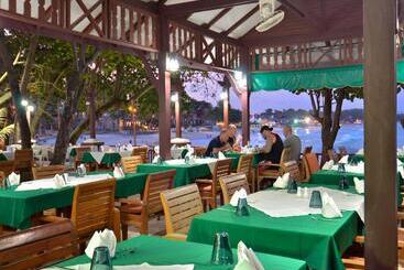 هتل First Bungalow Beach Resort