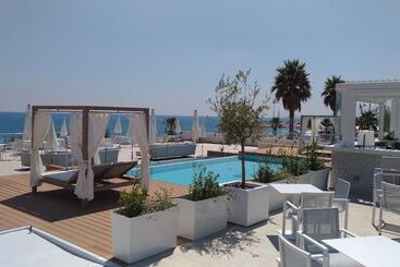 هتل Mercure Villeneuve Loubet Plage