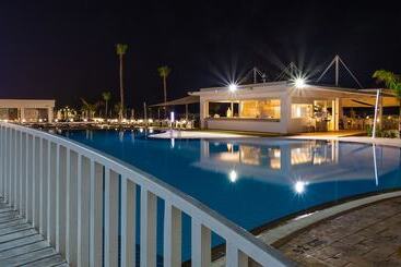 هتل Piere Anne Beach