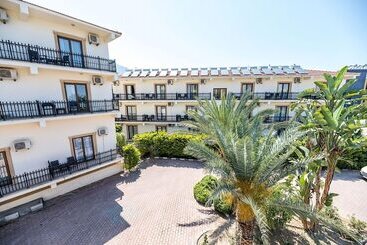 هتل Riverside Garden Resort