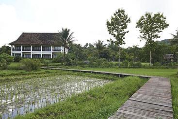 هتل Santi Resort & Spa