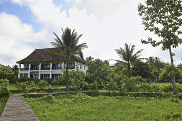هتل Santi Resort & Spa