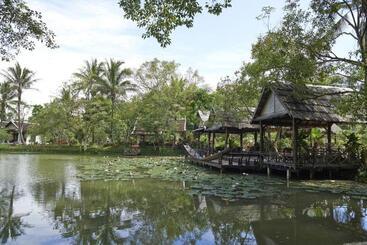 هتل Santi Resort & Spa