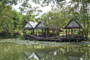 هتل Santi Resort & Spa