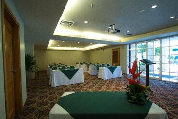 ホテル Sleep Inn Paseo Las Damas