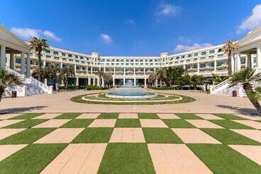 Las Arenas Balneario Resort