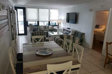 2 Bedroom 2 Bath Beachfront Condo On Miami Beach Millionaire Row