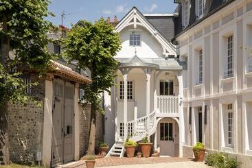 هتل Hôtel Saint Delis   La Maison Du Peintre   Relais & Châteaux