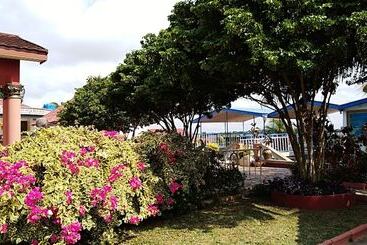 هتل Waterfront Paradise Resort