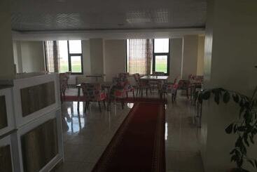 Yukselen Otel
