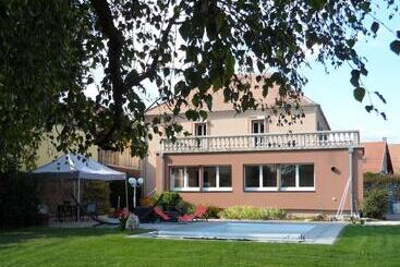 تختخواب و صبحانه Maison Curiale