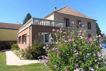 تختخواب و صبحانه Maison Curiale